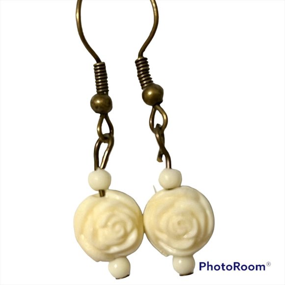 Vintage White Cream Rose Bud Flower Earrings Gold Tone Plated Carved Beads - Picture 3 of 12